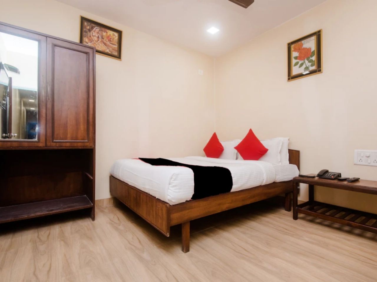 Hotel Shivar Guest House in Mumbai
