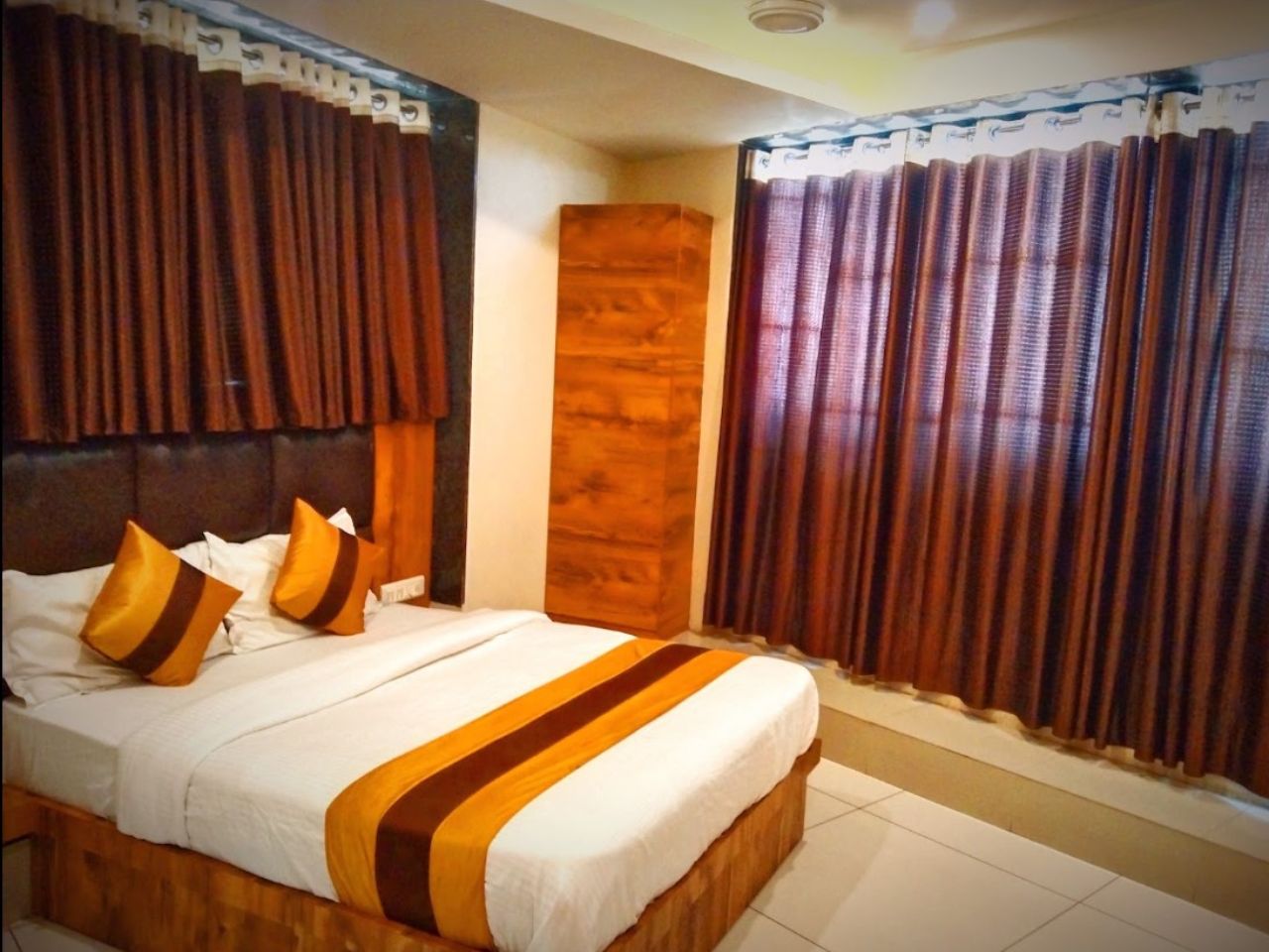 Hotel Phoenix in Ahmedabad