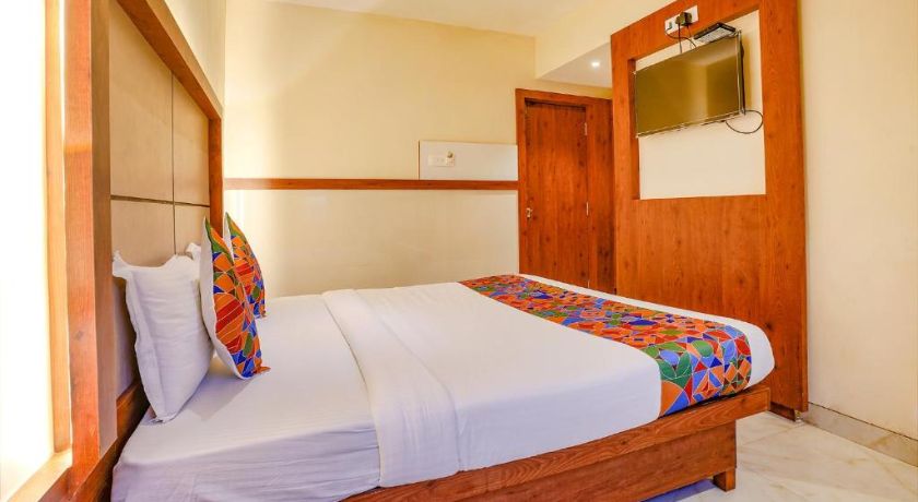 Hotel Super 7 Inn in Navi Mumbai