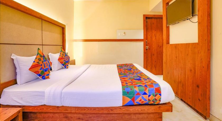 Hotel Super 7 Inn in Navi Mumbai