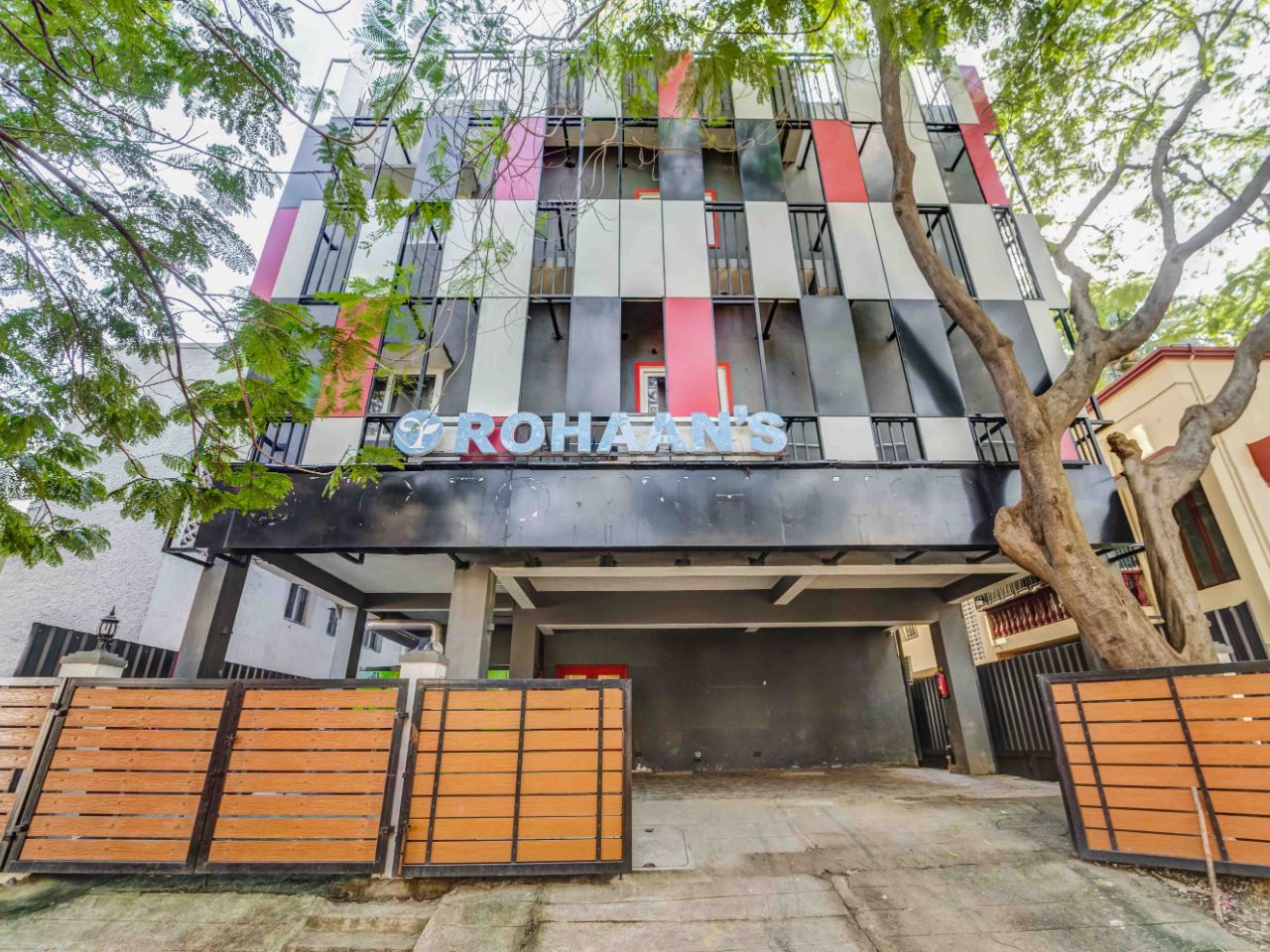 Rohaan Inns - Upar Hotel in Chennai