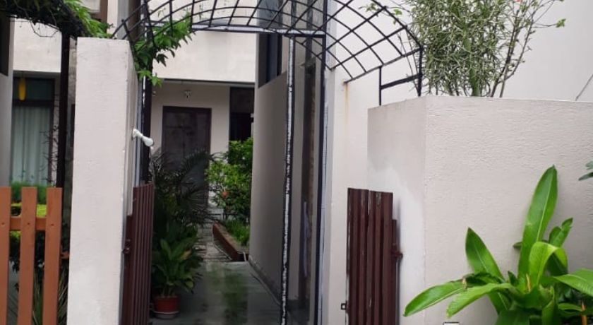 Frangipani Villa in Roychak