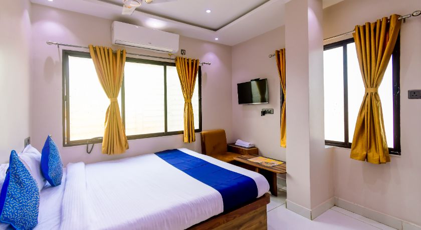 Hotel Redwood Plaza in Kolkata