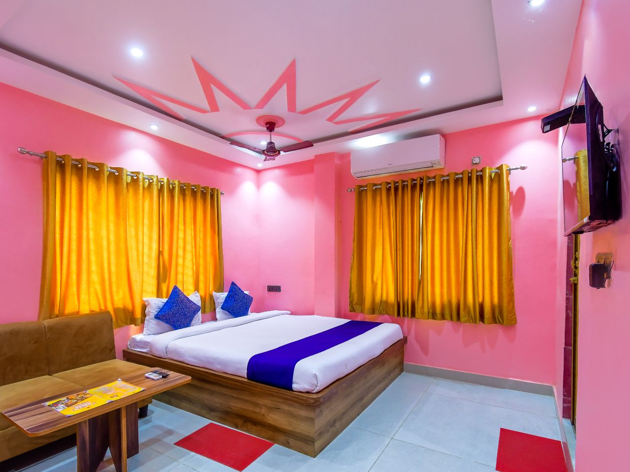 Hotel Redwood Plaza in Kolkata