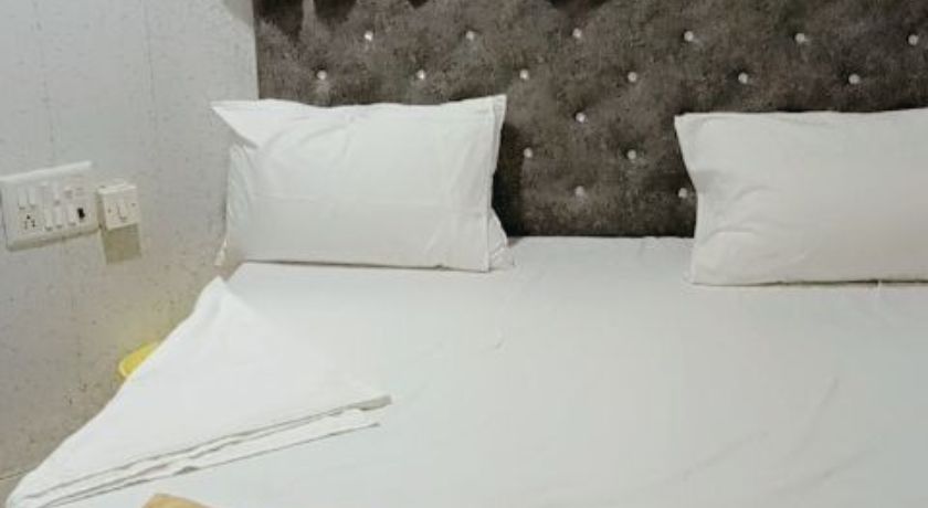 Hotel Saini Guest House in Mumbai