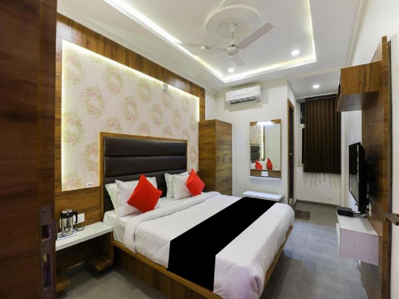 Hotel Aagman in Ahmedabad