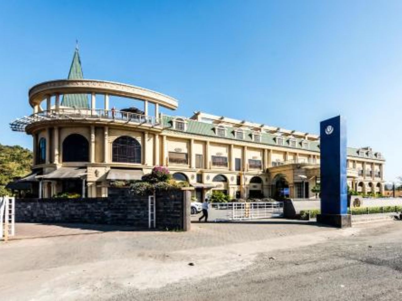 Golden Chariot Hotel and Spa in Vasai