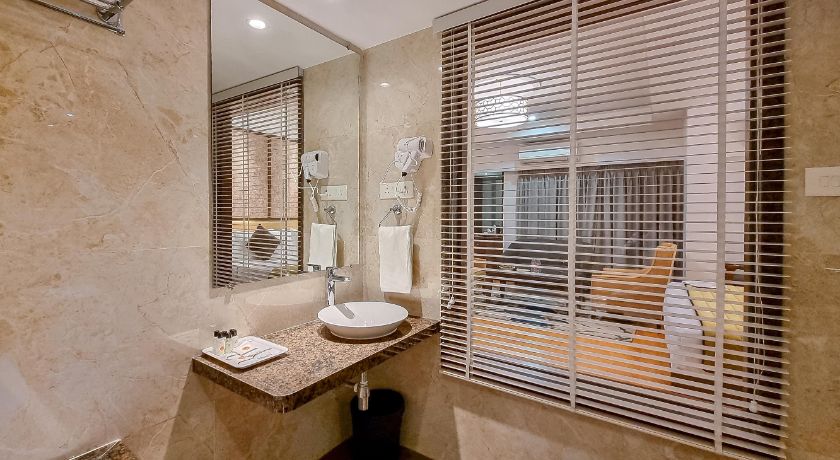 Hotel Express Inn in Boisar