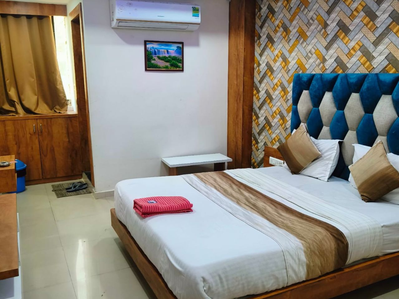 Hotel Mountain Inn in Ahmedabad