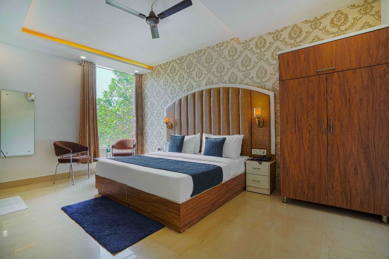 Hotel Paris in Zirakpur