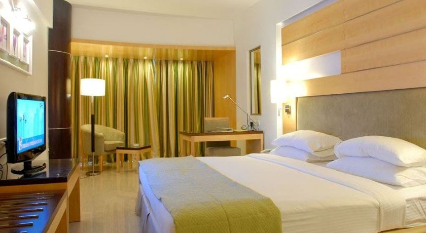 Hotel Peninsula Grand in Mumbai