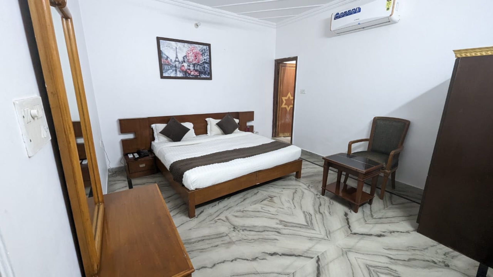 Hotel Lecston inn in Delhi
