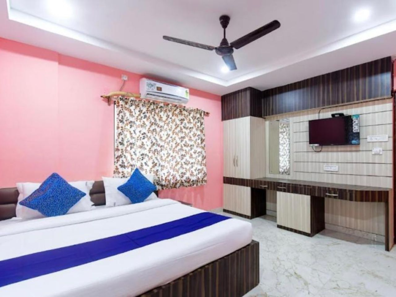 Hotel Blue Abedin in Kolkata
