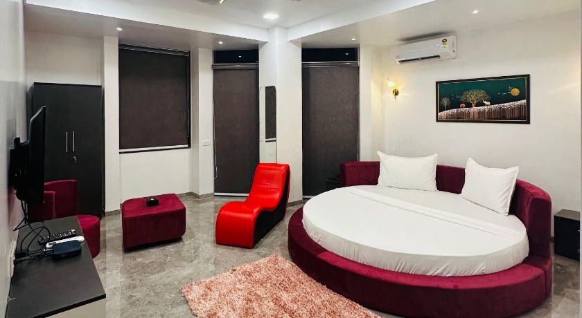 Hill Top Inn in Pune