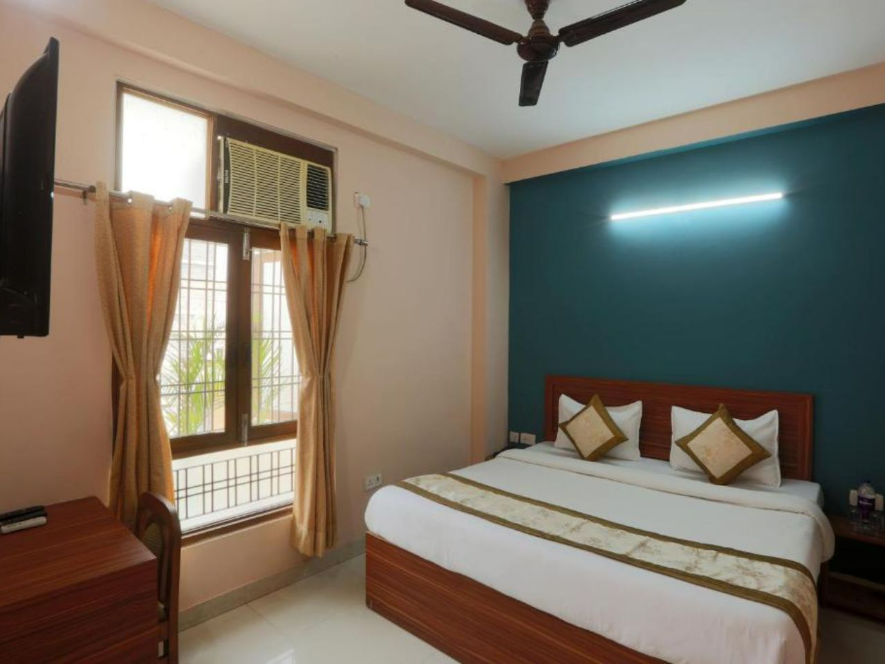 Hotel Surya Palace in Noida