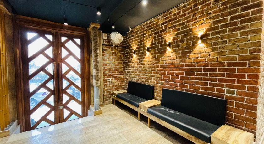 Travellers Hotel in Delhi