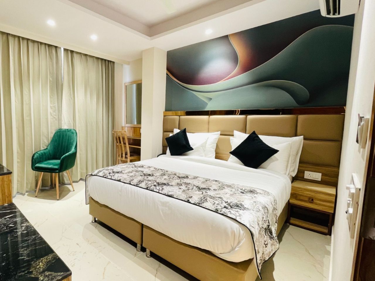 Travellers Hotel in Delhi