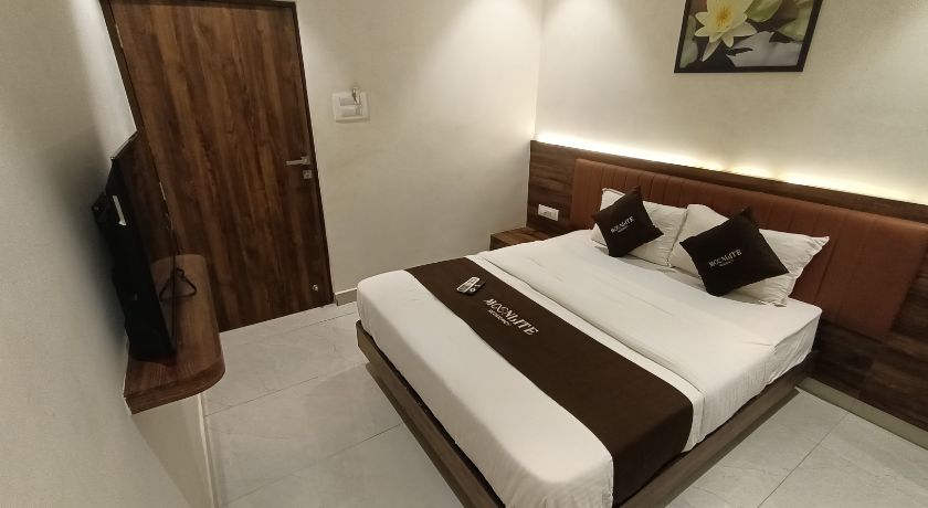Hotel Moonlite Residency Marve in Mumbai