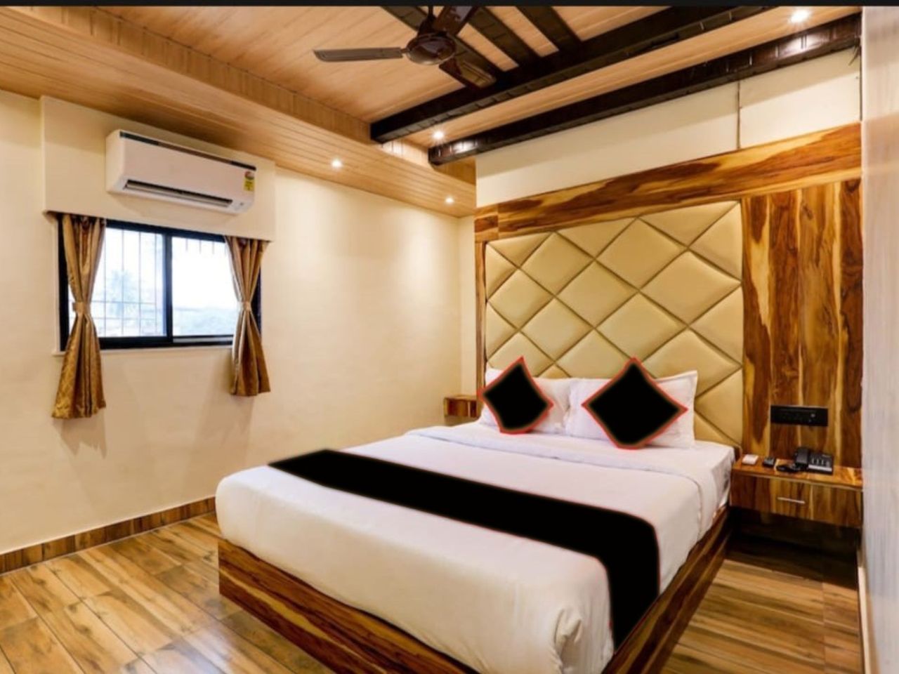 Hotel Plaza Inn in Mumbai