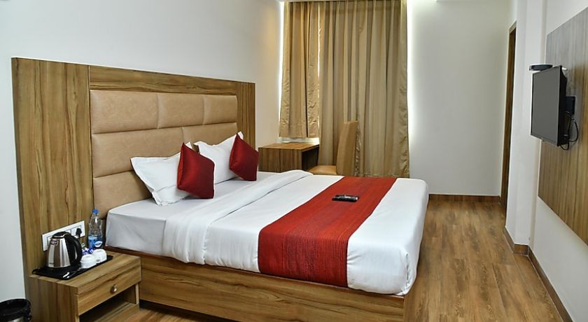 Hotel Pearl Wood in Zirakpur