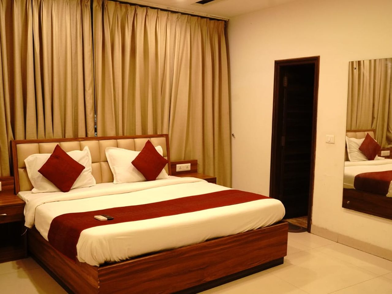 Hotel Pearl Wood in Zirakpur