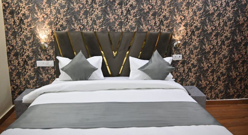 Hotel Raas Plaza in Kanpur