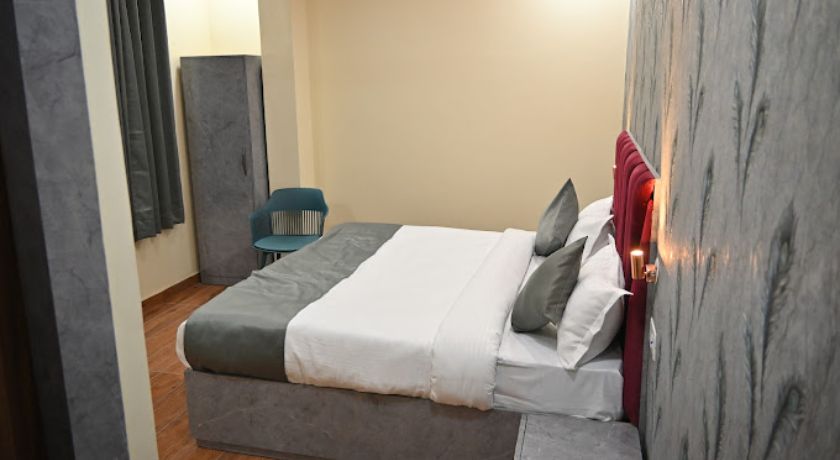 Hotel Raas Plaza in Kanpur