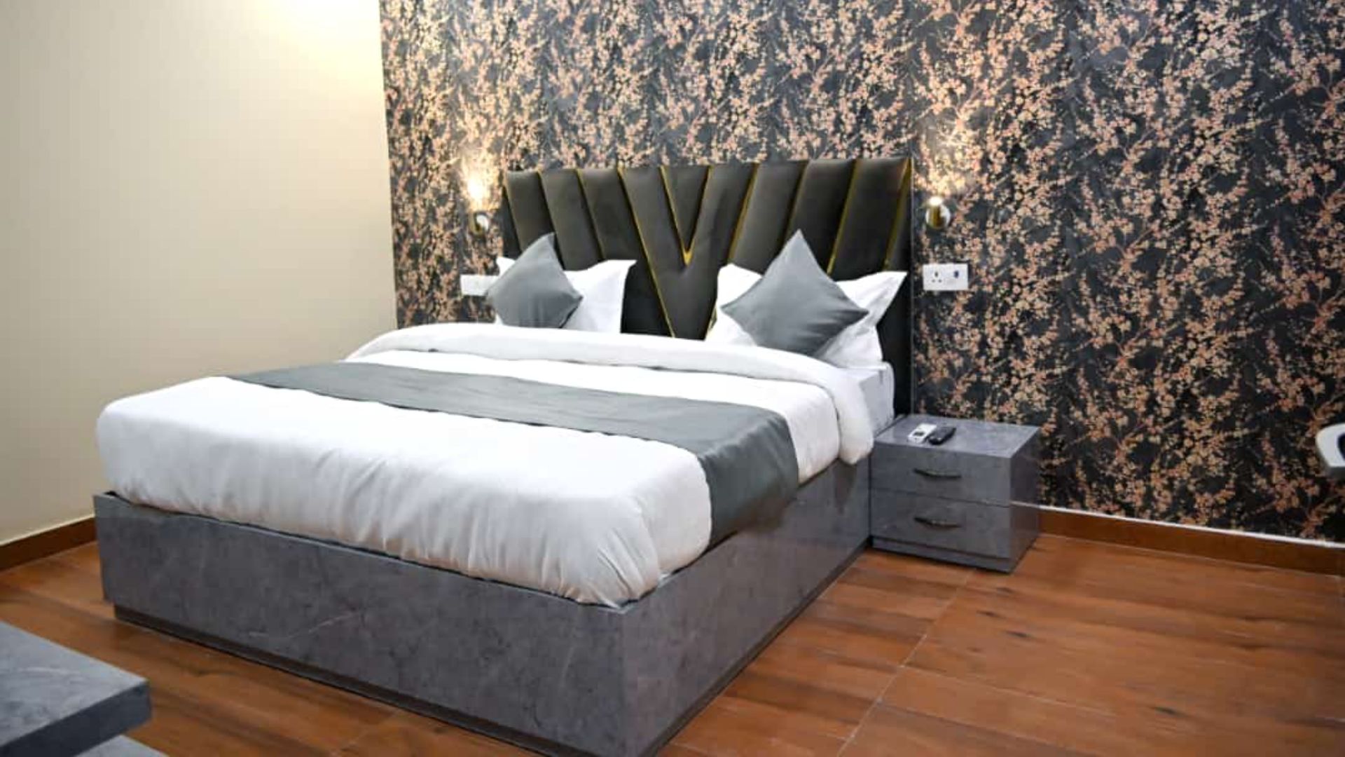 Hotel Raas Plaza in Kanpur