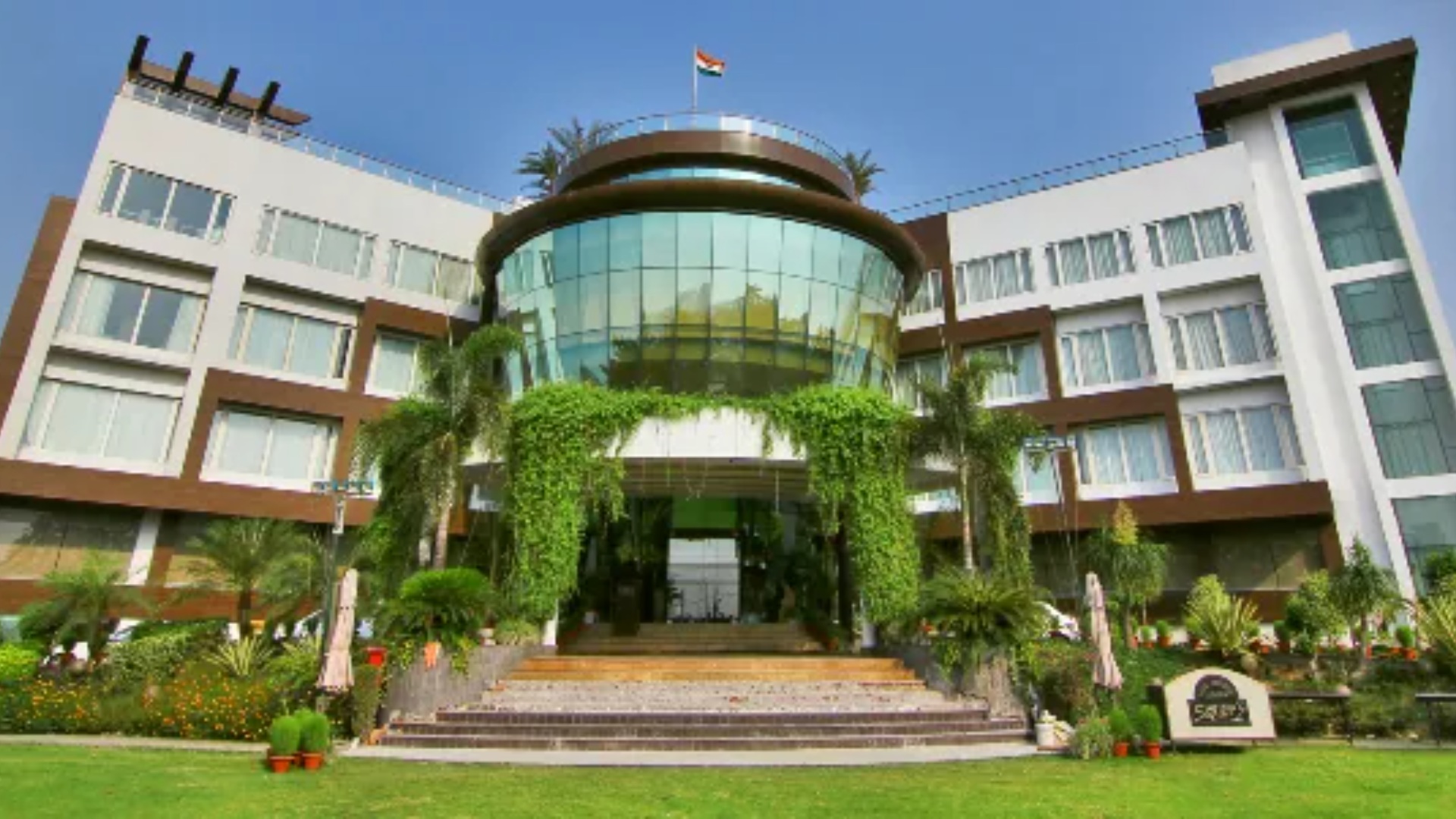 Hotel Dayal Paradise in Lucknow