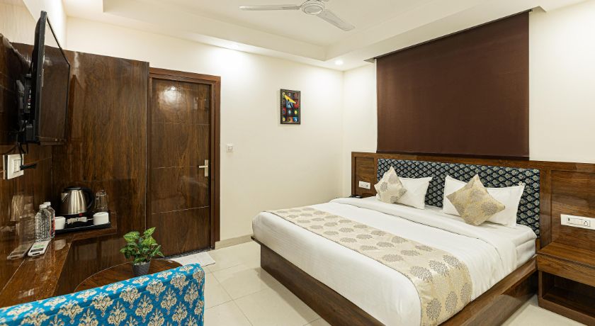 Hotel Emblem Suites in Delhi