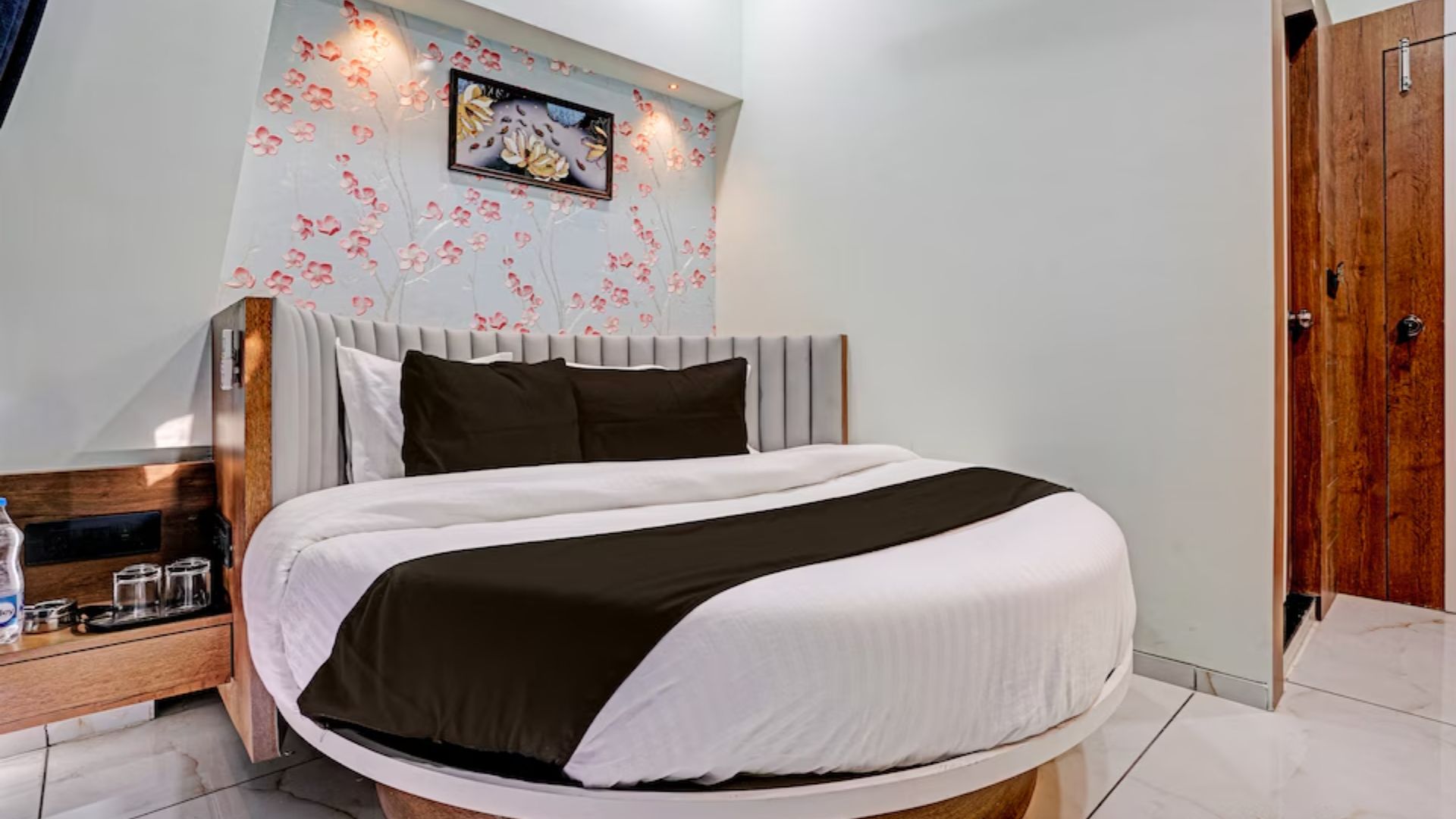 Hotel Paris Plaza in Ahmedabad