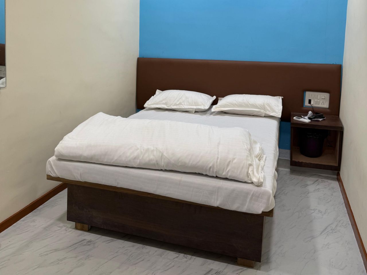 Hotel Marine Line in Mumbai