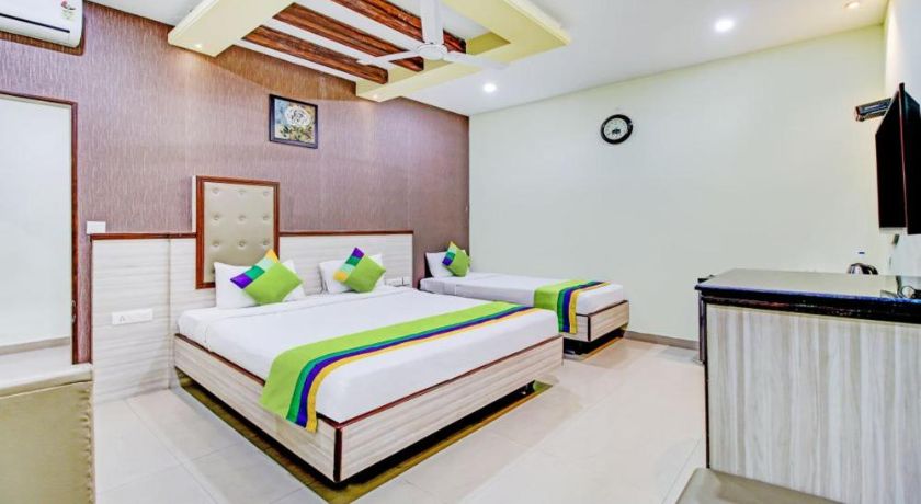 Hotel Kadamba Guestline in Bangalore