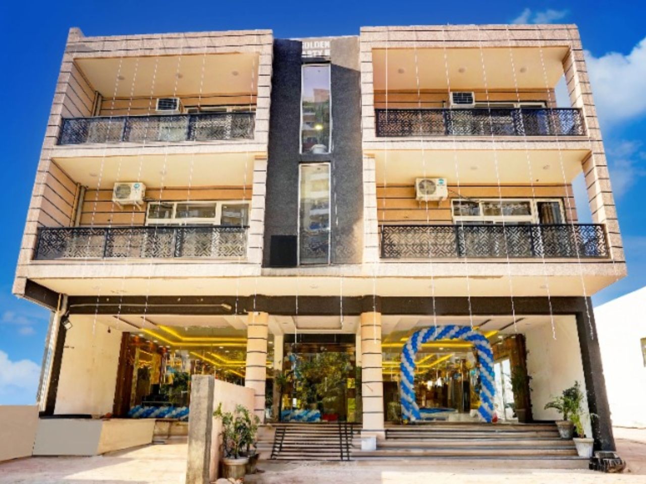 Hotel Golden Petals in Noida