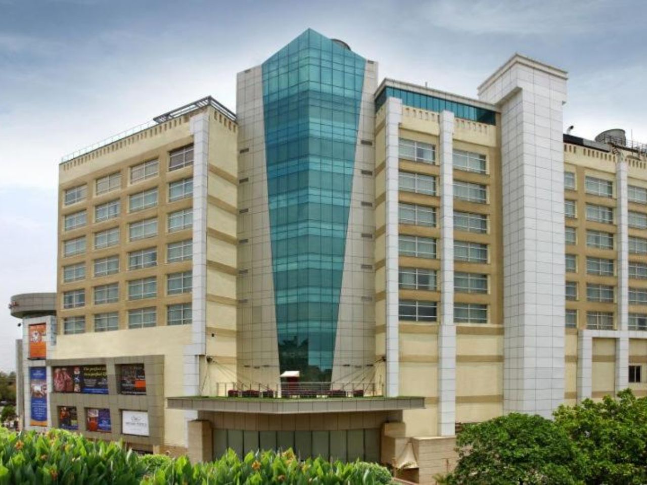 Mahagun Sarovar Portico Suites in Ghaziabad