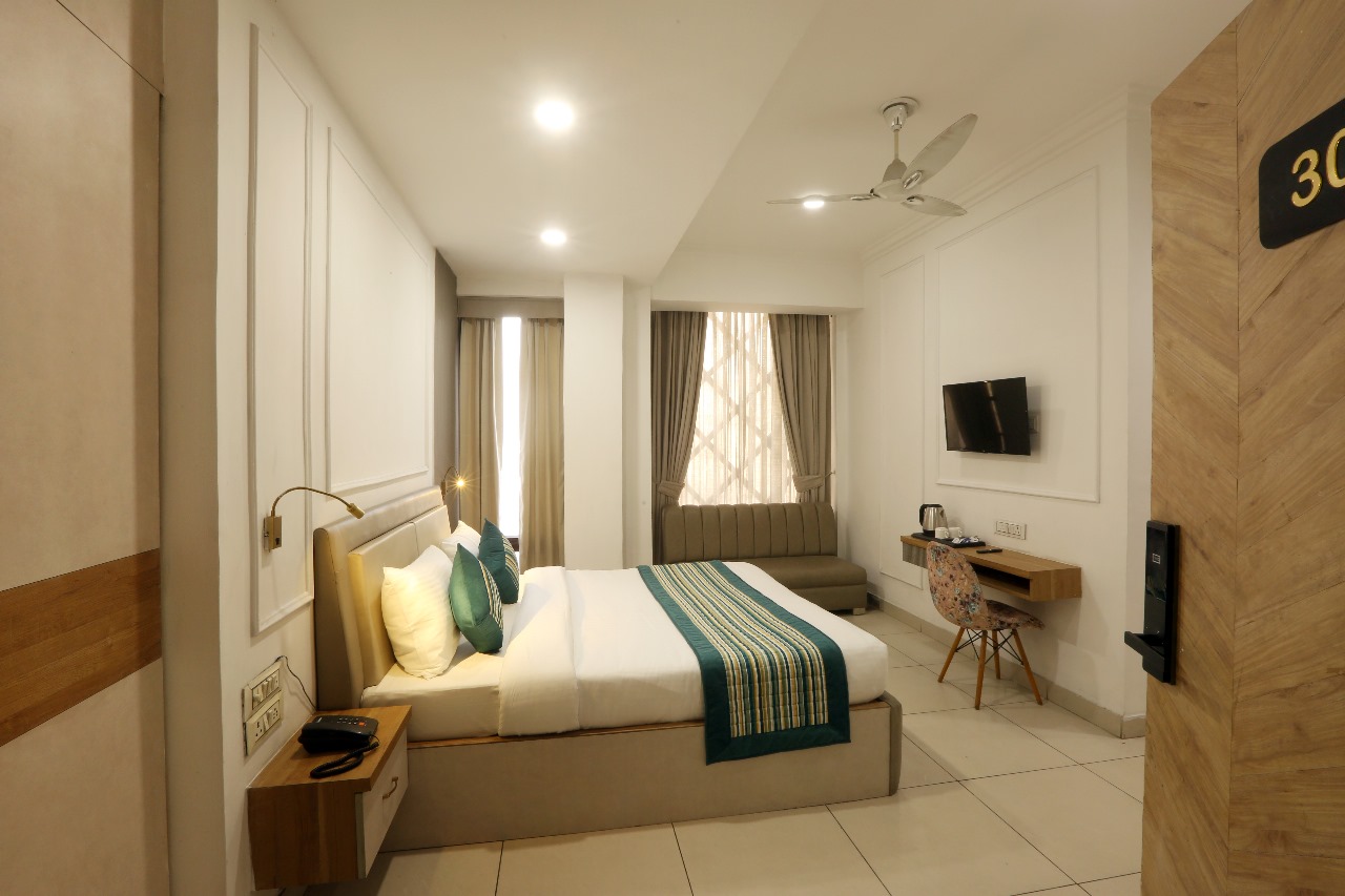 Hotel Emerald Suites in Noida