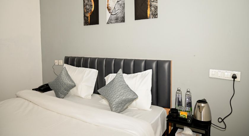 Bee Oak Budget Hotel in Hyderabad