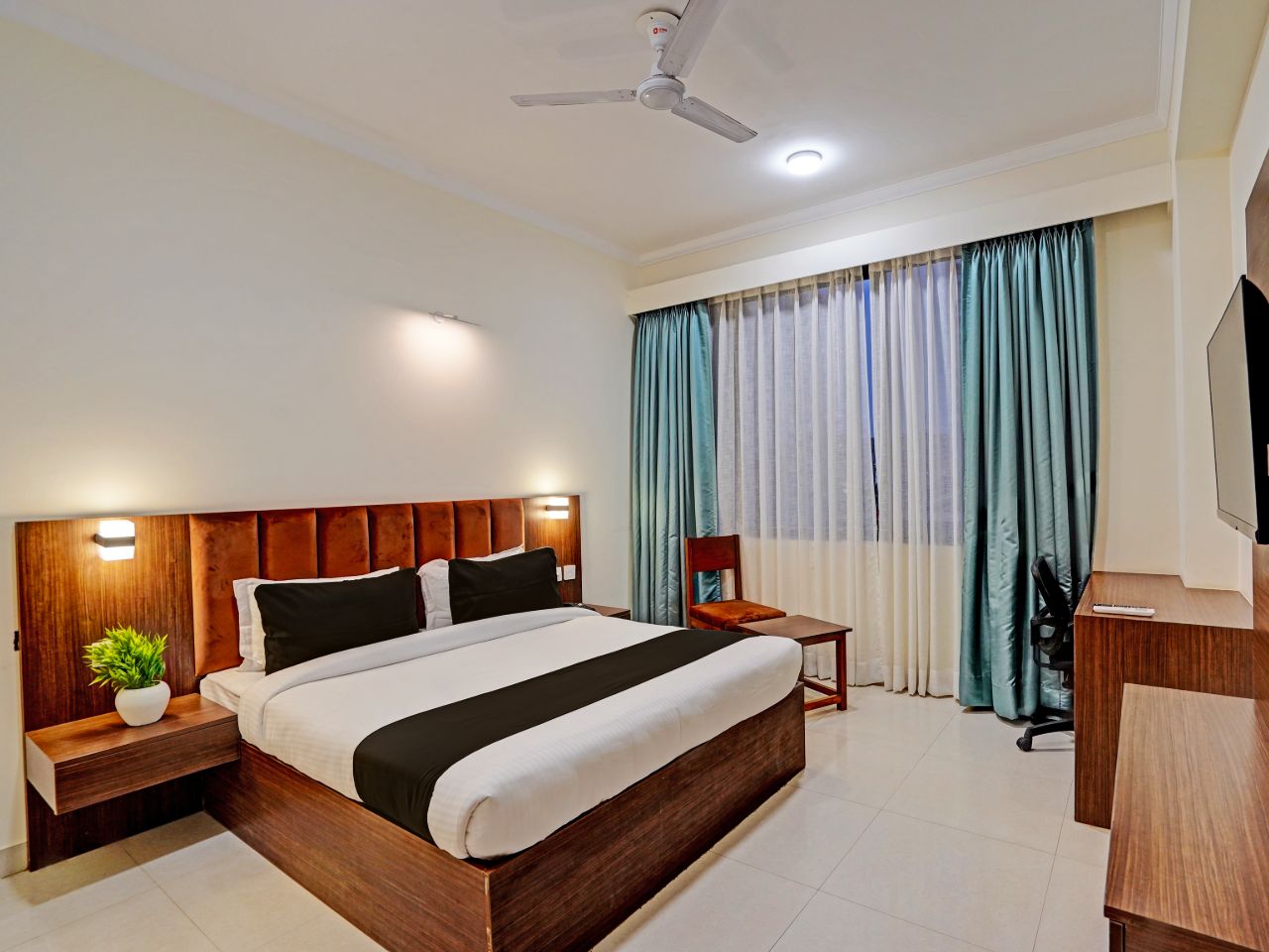 Hotel RR Galaxy in Gurgaon