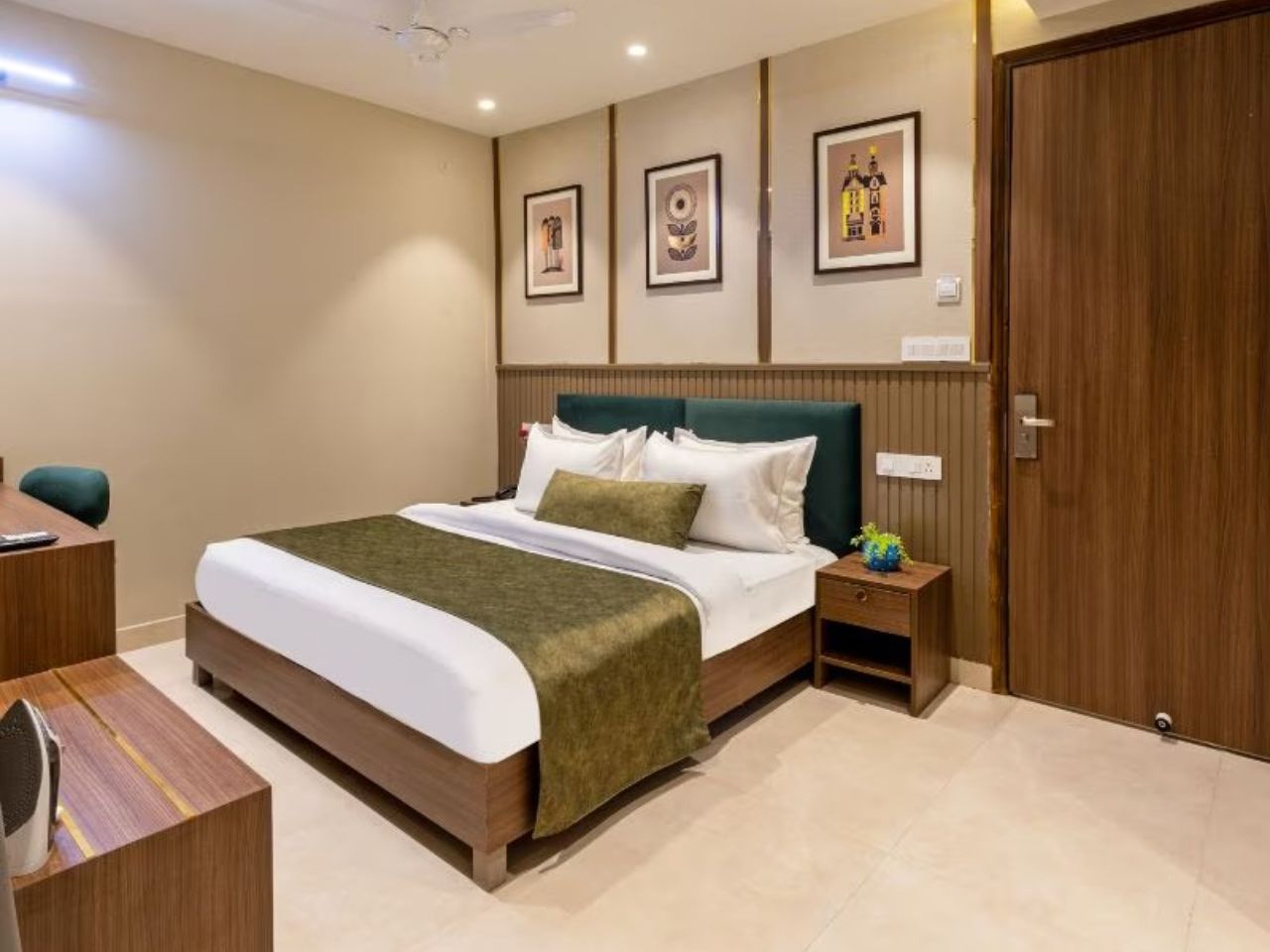 Saltstayz Premier Paschim Vihar in Delhi