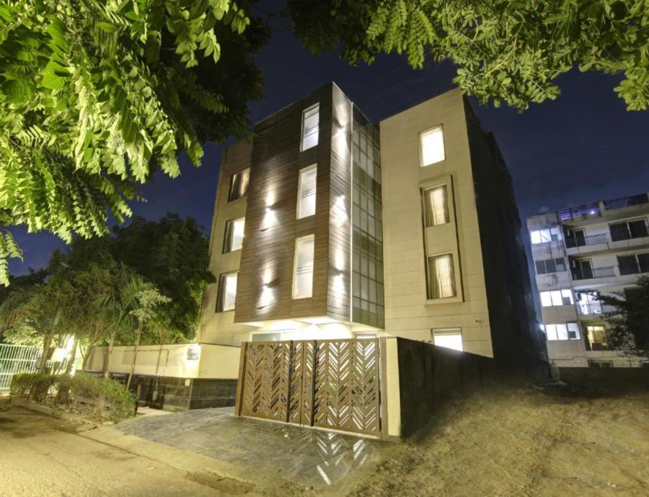 Saltstayz Select - Galleria Market and Golf Course Road in Gurgaon