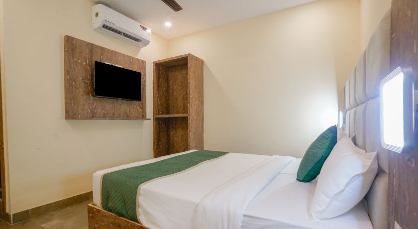 Hotel Crystal Castle in Mumbai