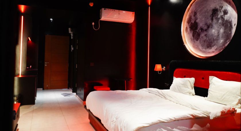 Knock Knock Stays- Omaxe Hazratganj in Lucknow