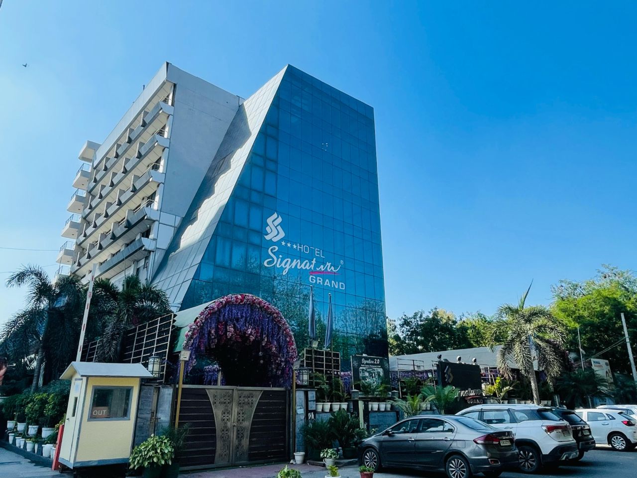 Hotel Signature Grand in Delhi