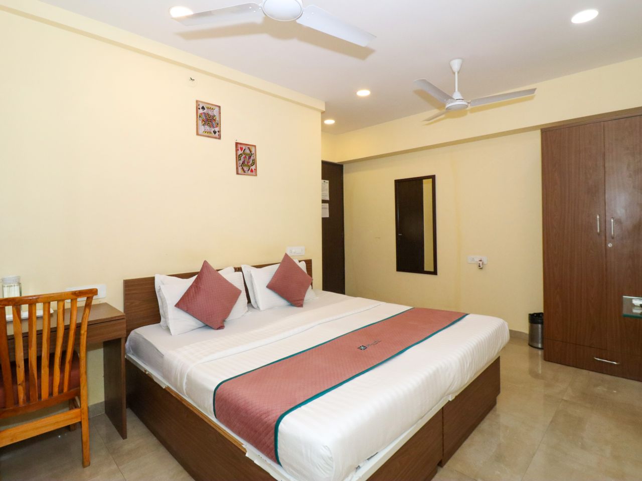 Pinaki Comfort Stay Vile Parle in Mumbai