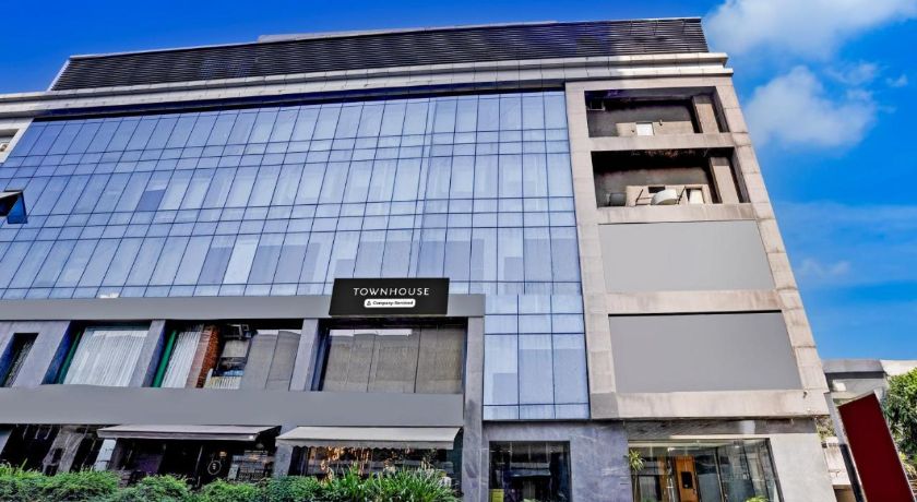 Super Townhouse PBG Mall Vashi in Navi Mumbai