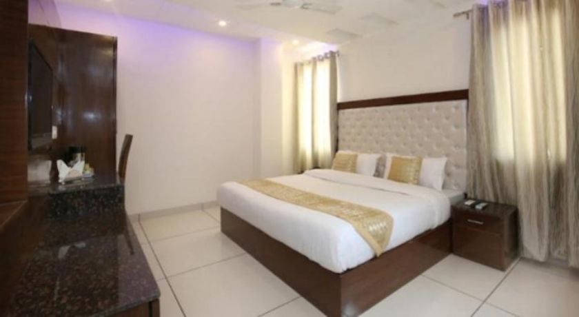 Hotel Silver Palm in Zirakpur