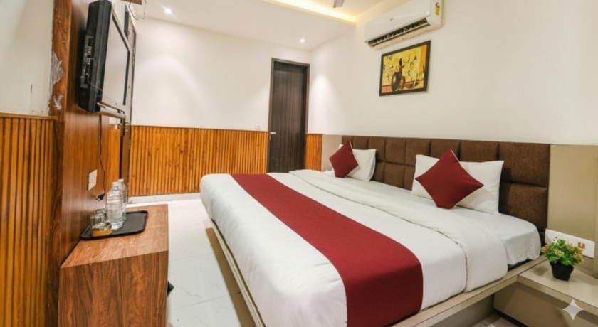 Hotel Shri Sai Deluxe- Near Adarsh Nagar Metro Station in Delhi