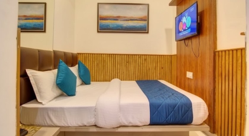 Hotel Shri Sai Deluxe- Near Adarsh Nagar Metro Station in Delhi