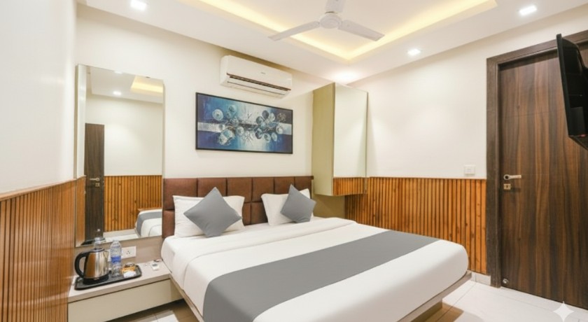 Hotel Shri Sai Deluxe- Near Adarsh Nagar Metro Station in Delhi