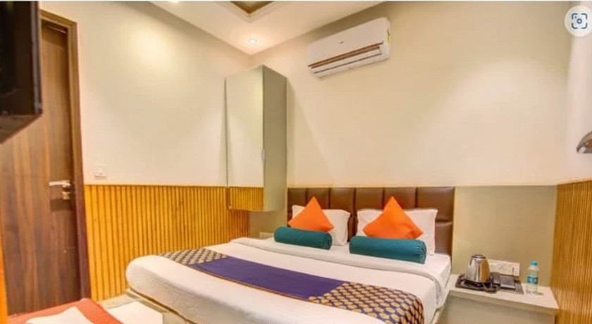 Hotel Shri Sai Deluxe- Near Adarsh Nagar Metro Station in Delhi